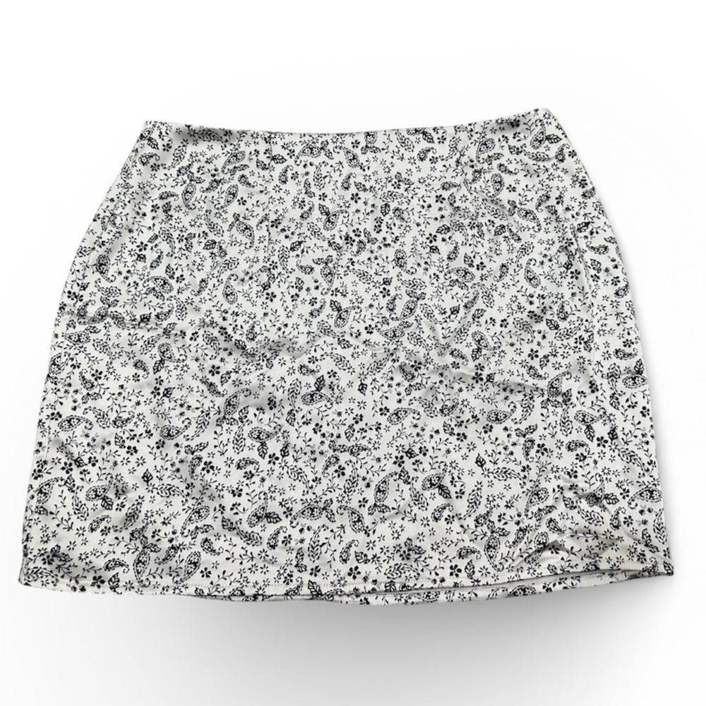 NWT PacSun Kendall & Kylie Black and White Floral Mini Skirt